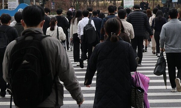 서울 여의도에서 시민들이 이동하고 있다. [출처=연합뉴스]