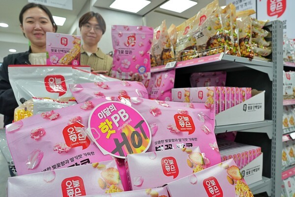 롯데마트 MD가 제타플렉스 잠실점에서 PB 상품을 홍보하고 있다. [출처=롯데마트]