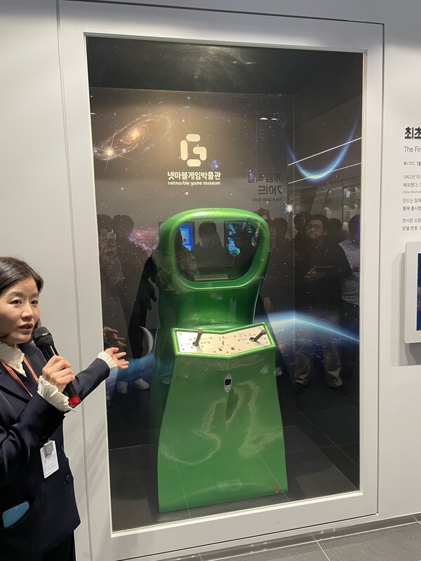 조지영 넷마블게임박물관 운영팀장이 '컴퓨터 스페이스'를 소장하게 된 경로를 얘기하고 있다. [출처=EBN] 