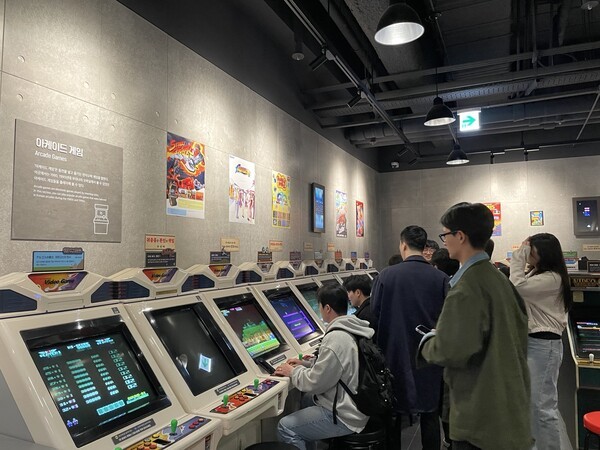 '플레이 컬렉션' 코너에서 기자들이 실제 게임을 플레이하고 있다. [출처=EBN]