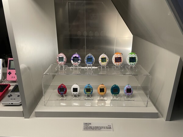 '보이는 수장고'에 전시된 '다마고찌'. 1980~1990년대생들의 추억의 아이템이다. [출처=EBN]