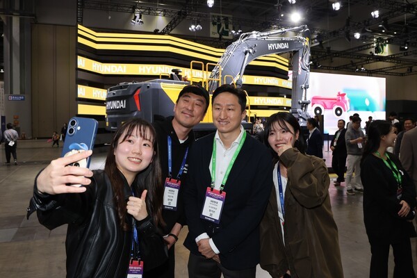 2025서울모빌리티쇼 HD현대관을 방문한 HD현대 정기선 수석부회장이 직원들과 기념사진을 촬영하고 있다.[출처=HD현대 ]
