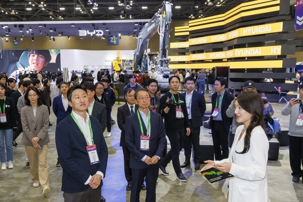 2025서울모빌리티쇼 HD현대관을 방문한 HD현대 정기선 수석부회장이 차세대 신모델 굴착기에 대한 설명을 듣고 있다. [출처=HD현대 ]