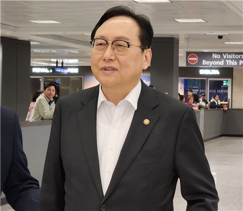 정인교 산업통상자원부 통상교섭본부장이 8일(현지시간) 미국 워싱턴을 방문해 취재진과 문답하고 있다. [출처=연합뉴스]