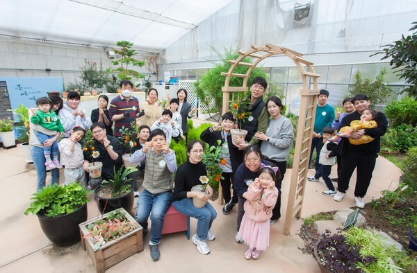 봉사활동에 참여한 SK 구성원들과 가족이 기념사진을 촬영하고 있다. [출처=SK케미칼]