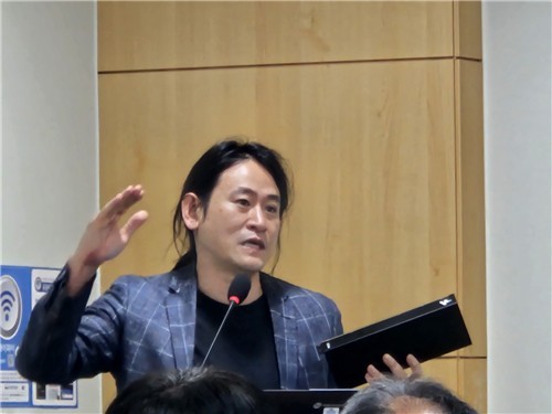 AI 반도체 레니게이드를 들고 있는 백준호 퓨리오사AI 대표 [출처=연합뉴스]