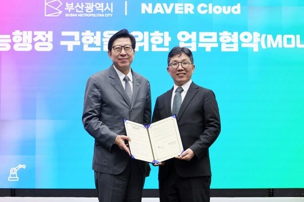 지난 8일 네이버클라우드와 부산광역시가 ‘부산형 지능행정 구현’  MOU를 체결했다. (왼쪽부터) 박형준 부산광역시장, 김유원 네이버클라우드 대표. [출처=네이버클라우드] 