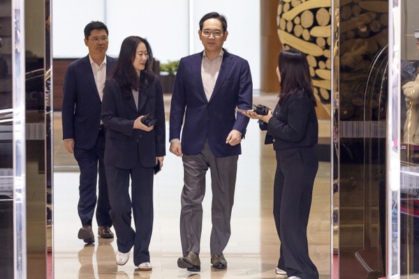 일본 출장을 마친 이재용 삼성전자 회장이 9일 강서구 서울김포비즈니스항공센터(SGBAC)를 통해 귀국하고 있다. [출처=연합]