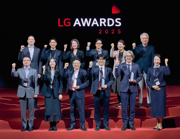경기도 이천 LG인화원에서 열린 LG 어워즈에서 구광모 (주)LG 대표(뒷줄 왼쪽 첫번째)가 고객 대표, 수상자들과 기념 촬영을 하고 있다. [출처=LG그룹]