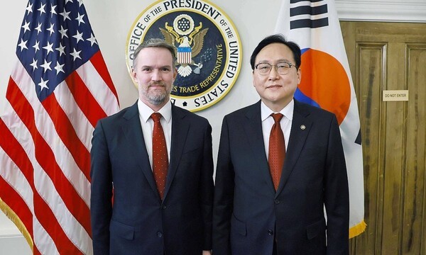 정인교 산업통상자원부 통상교섭본부장이 지난 8일(현지시각) 미국 워싱턴 D.C. 미국 무역대표부 회의실에서 미국 관세 조치 등 통상 현안 관련 제이미슨 그리어 미국 무역대표부 대표와 면담에 앞서 기념촬영을 하고 있다. [출처=연합뉴스]
