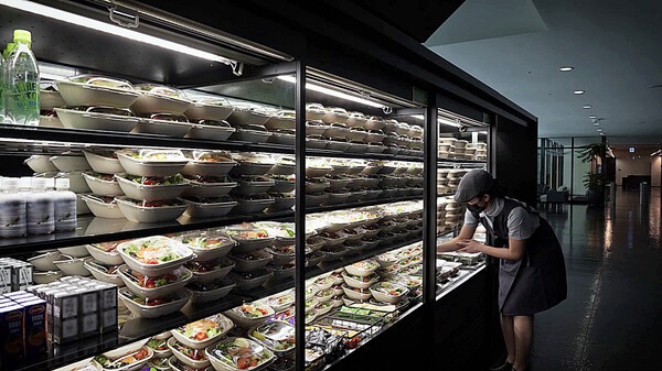 풀무원푸드앤컬처가 운영하는 위탁급식 사업장에서 영양사가 고객들에게 제공할 샐러드를 TO-GO존에 진열하고 있다. [출처=풀무원]