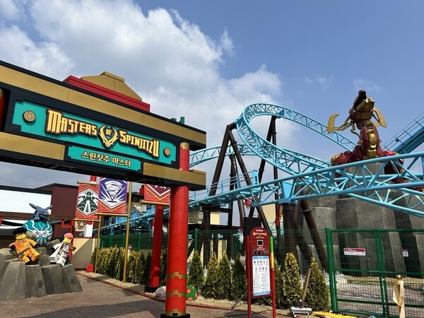 레고랜드 코리아 리조트가 전 세계 레고랜드 최초로 도입된 신규 어트랙션 '스핀짓주 마스터(Masters of Spinjitzu)'를 공개했다. [출처=EBN]