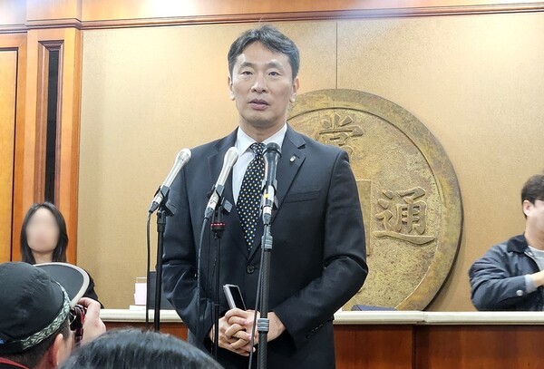 이복현 금감원장이 10일 서울 여의도 금융투자협회에서 열린 자산운용사 최고경영자(CEO) 간담회 직후 기자들과 만나 상법 개정안에 대한 국회의 재의결 지연이 헌법 정신에 어긋난다고 말하고 있다. [출처=EBN]