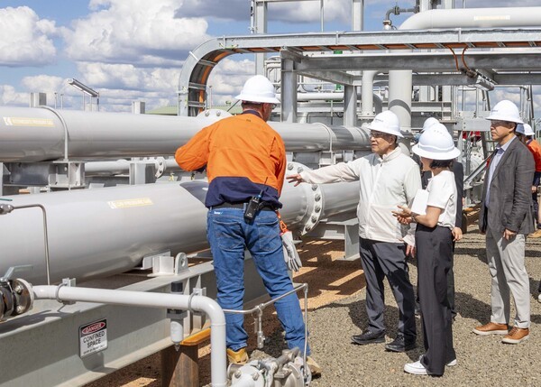 장인화 포스코그룹 회장(왼쪽 두 번째)이 9일 호주 퀸즐랜드주 세넥스에너지 가스전 현장을 찾아 사업을 점검하고 있다. [출처=포스코홀딩스]