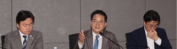 민병덕 더불어민주당 을지로위원장(가운데)이 지난달 13일 서울 여의도 국회 의원회관에서 열린 을지로위원회 홈플러스 대책 간담회에 참석해 발언하고 있다. [출처=연합뉴스]