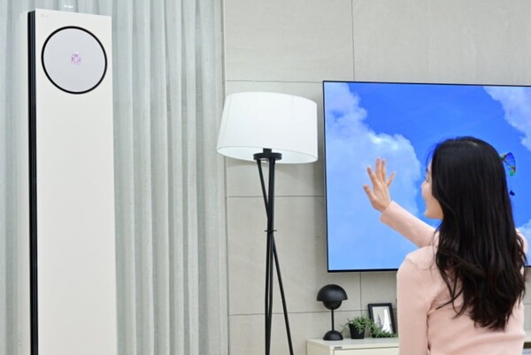 LG전자 모델이 LG 휘센 오브제컬렉션 타워I 에어컨의 공감형 인공지능(AI) 기술인 ‘AI음성인식’ 기능을 체험하고 있다. [출처=LG전자]
