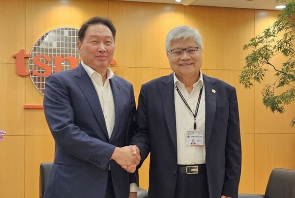 최태원(사진 왼쪽) SK그룹 회장이 파운드리 기업인 TSMC의 웨이저자 회장과 지난해 6월 대만 타이베이 TSMC 본사에서 면담 기념 촬영을 하고 있다. [출처=SK]