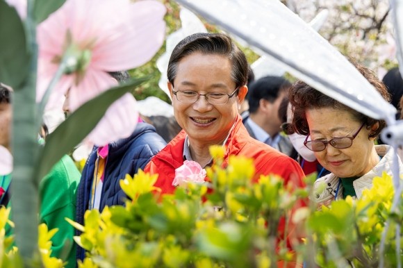 최호권(왼쪽) 서울 영등포구청장이 지난 8일 ‘봄꽃 동행 무장애 관광투어’에서 시각장애인과 봄꽃을 체험하고 있다. [출처=영등포구]