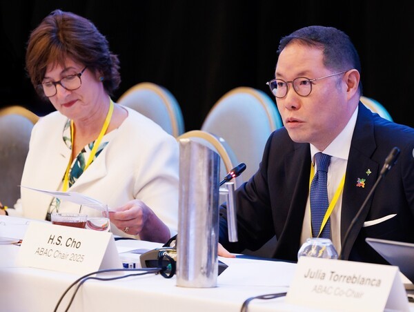 지난 2월 호주 브리즈번에서 열린 ABAC회의를 주재하고 있는 조현상 HS효성 부회장. 왼편은 엘리자베스 워드 호주 APEC 대사. [출처=대한상의]