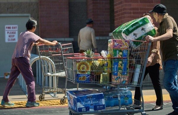 도널드 트럼프 미국 대통령의 관세 정책이 미국 가계의 경제적 부담을 가중시키고 있다는 분석이 잇따라 제기되고 있다. [출처=연합]