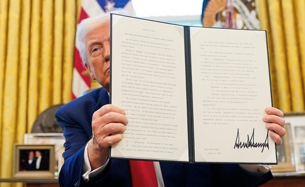 도널드 트럼프 대통령이 미국의 상호관세에 보복 대응을 한 중국에 부과한 합계 관세율이 125%가 아닌 145%라고 미국 매체들이 10일(현지시간) 보도했다. [출처=연합]