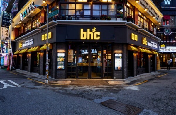 bhc치킨 매장 야경. [출처=다이닝브랜즈그룹]