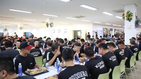 국군의 날 특식 아워홈은 지난해 국군의 날(10월 1일)을 앞두고 대전 유성구 육군종합군수학교 소속 장병 600여명에게 특식으로 '치킨 스테이크 플레이트'를 제공했다. [출처=아워홈]