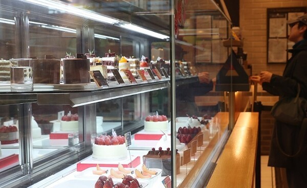 투썸플레이스는 작년 매출과 영업이익이 각각 5201억원, 327억원으로 모두 역대 최대를 기록했다고 11일 밝혔다. [출처=연합]