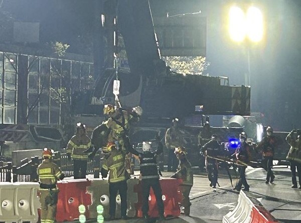 12일 오전 4시 27분께 경기도 광명시 일직동 신안산선 지하터널 붕괴 사고 현장에서 고립됐던 20대 굴착기 기사가 사고 발생 13시간여만에 구조되고 있다. [출처=연합]