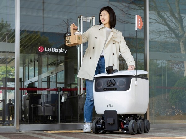 LG디스플레이 직원이 자율주행 로봇 배달 서비스를 통해 배달된 음료를 수령하고 있다. [출처=LG디스플레이]