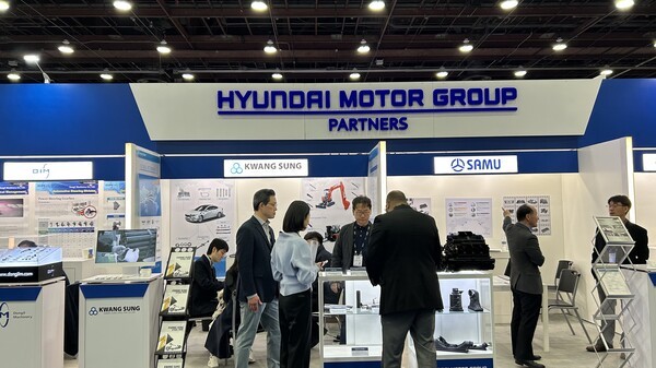 ‘현대자동차그룹 협력사관’에 마련된 중소 부품협력사들의 부스에서 협력사 대표와 관계자 등이 바이어들과 수출 관련 상담을 하고 있는 모습.[출처=현대차그룹]