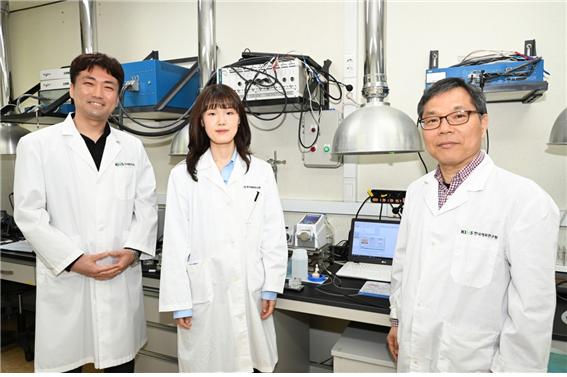 (사진 왼쪽부터) 김세일 선임연구원, 이수진 학생연구원, 이주열 책임연구원 [출처=한국재료연구원]