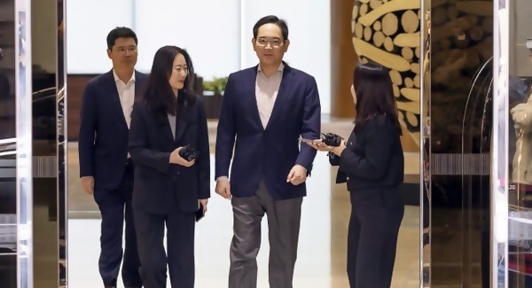 일본 출장을 마친 이재용 삼성전자 회장이 서울김포비즈니스항공센터(SGBAC)를 통해 귀국하고 있다. [출처=연합]