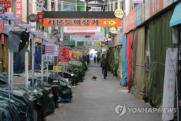 대형마트 의무휴업제 도입 10년에도 전통시장 활성화 효과는 미미한 실정이다. [출처=연합뉴스]