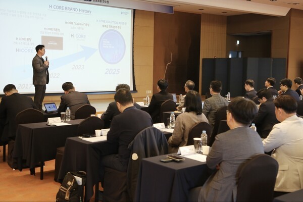 참석자들이 H CORE SOLUTION 브랜드에 대한 설명을 듣고 있다. [출처=현대제철]