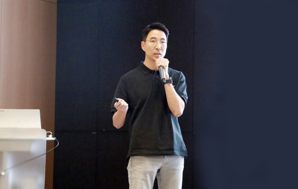 14일 경기도 성남 분당두산타워에서 김민표 두산로보틱스 대표가 임직원 대상의 모인 타운홀 미팅을 진행하고 있다. [출처=두산]