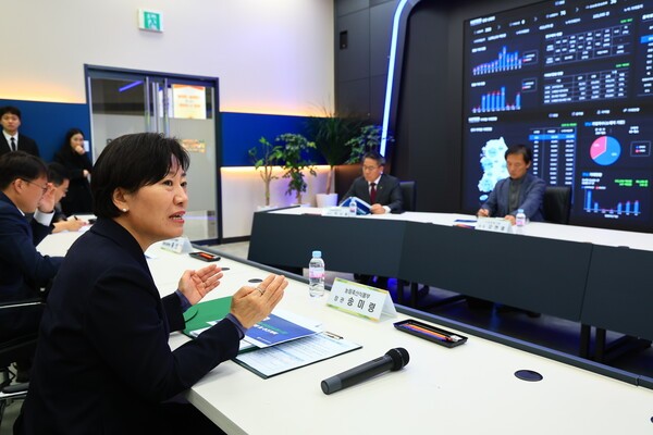 송미령 농식품부 장관이 14일 서울 양재동 온라인도매시장 상황실을 방문해 시장 내 실태를 점검하고 있다. [출처=농식품부]