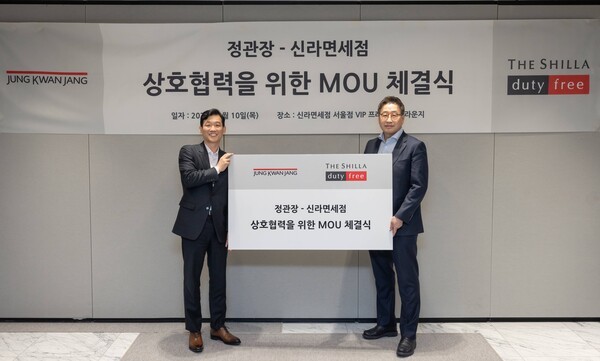 한승규 KGC인삼공사 마케팅본부장(왼쪽)과 김준환 호텔신라 TR부문장이 지난 10일 서울 중구 장충동 소재 신라면세점 서울점에서 열린 상호협력을 위한 업무협약(MOU) 체결식에 참석해 기념촬영을 하고 있다. [출처=KGC인삼공사]