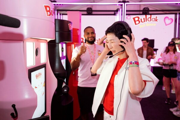 김정수 삼양식품 부회장이 지난 11일(현지시각) 미국 캘리포니아 인디오 소재 ‘코첼라 밸리 뮤직 앤드 아츠 페스티벌’에 마련된 불닭 부스에서 디지털 체험을 하고 있다. [출처=삼양식품]