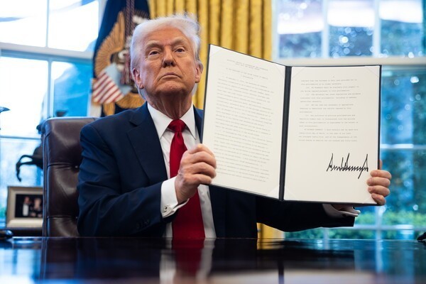 미국 도널드 트럼프 대통령이 지난 3월 26일 워싱턴 D.C. 백악관 오벌 오피스에서 자동차 관세 관련 행정명령에 서명한 뒤 문서를 들어 보이고 있다. [출처=연합]