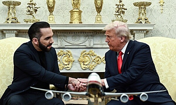 엘살바도르 대통령 만나는 트럼프. [출처=연합]