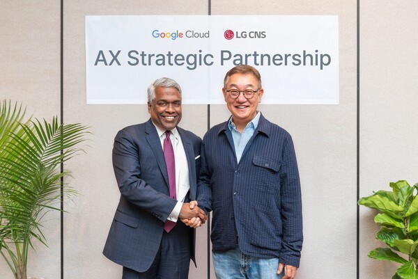 현신균 LG CNS 사장(오른쪽)과 토마스 쿠리안 구글 클라우드 CEO가 아시아태평양지역 및 미주지역에서의 클라우드 기반 AX사업 다각화에 대해 논의 후 기념사진을 촬영하고 있다. [출처=LG CNS]