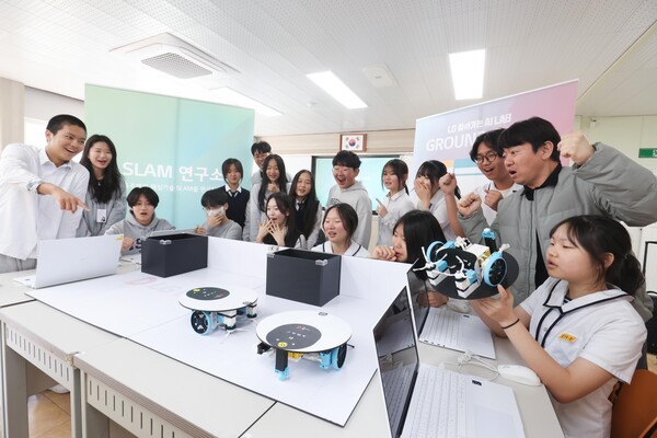 LG가 지난 8일 경남 진주 반성중학교에서 '찾아가는 AI 랩'을 진행했다. [출처=LG]