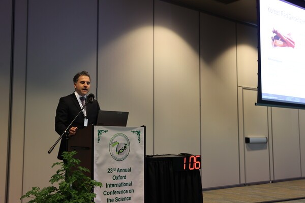 미국 국제천연물과학회 아미르 라피 박사가 발표하고 있다. [출처=KGC인삼공사]