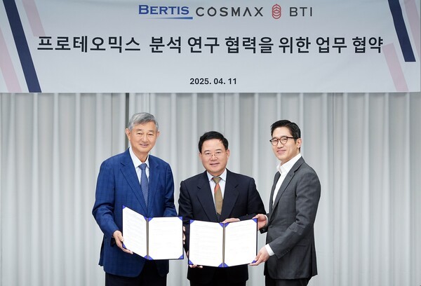 지난 11일 경기도 성남시 코스맥스 사옥에서 열린 업무 협약식에서 (왼쪽부터)이경수 코스맥스그룹 회장, 노동영 베르티스 공동 대표, 한승만 베르티스 공동 대표가 기념촬영을 하고 있다. [출처=코스맥스]