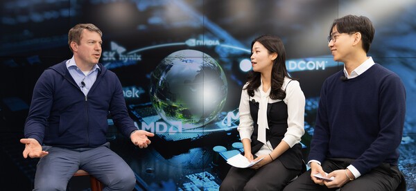 하나증권 본사 스튜디오에서 매튜 브라이슨(왼쪽 첫번째)과 하나증권 직원들이 인터뷰를 진행하고 있다. [출처= 하나증권]