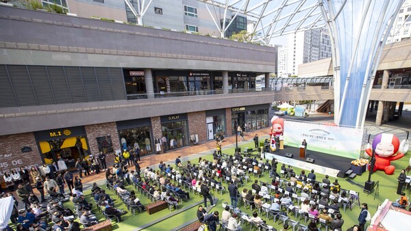 아브뉴프랑 광교 광장에서 '제45회 장애인의 날 기념행사'가 진행되고 있다.[출처=호반그룹]