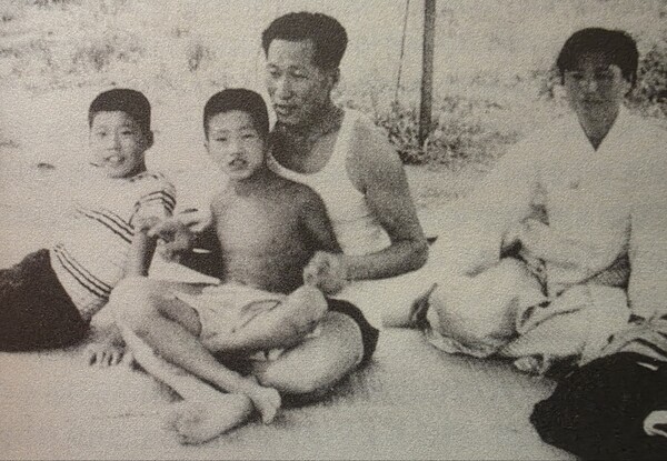 아버지 정주영 명예회장과 무릎에 앉은 아들 정몽준, (사진 오른쪽)형 정몽헌 회장과 변중석 여사 [출처=HD현대]