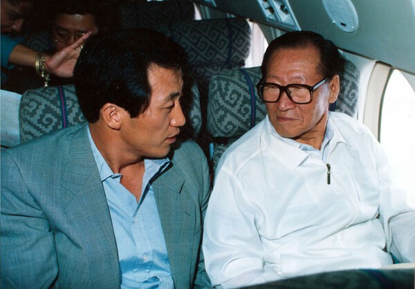 (사진 왼쪽부터) 정몽준 이사장과 아산 정주영 명예회장 [출처=HD현대]