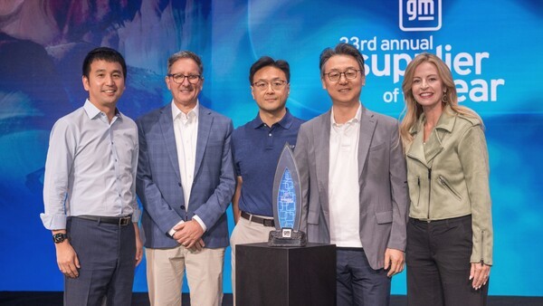 미국 애리조나에서 열린 '제33회 올해의 공급사 시상식'에서 LG전자 VS사업본부장 은석현 부사장(왼쪽에서 네번째)과 VS북미법인장 오해진 상무(왼쪽에서 세 번째) 등이 GM의 크리스틴 토스 전장부품·소프트웨어·커넥티비티 구매 총괄(왼쪽에서 다섯 번째)과 기념사진을 찍고 있는 모습.[출처=LG전자]